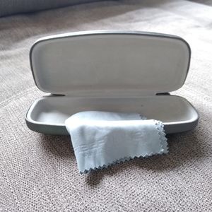 Sunglass case with cleaning cloth